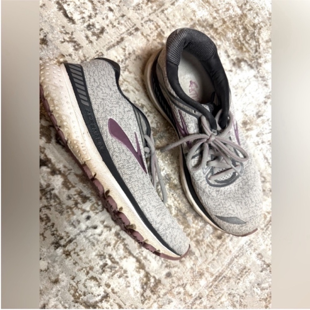 Brooks Women's Gray and Purple Athletic Shoes